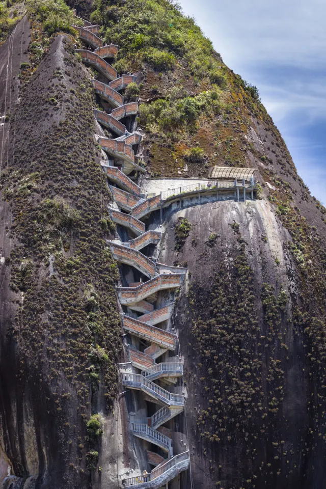 Escalera de concreto en zigzag pegada a la cara de la Piedra del Peñol