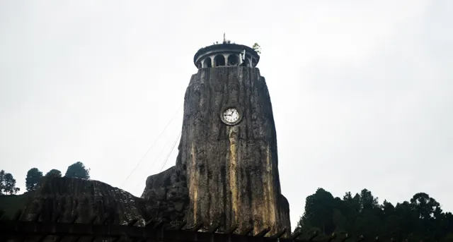 Iglesia moderna de El Peñol con forma de roca