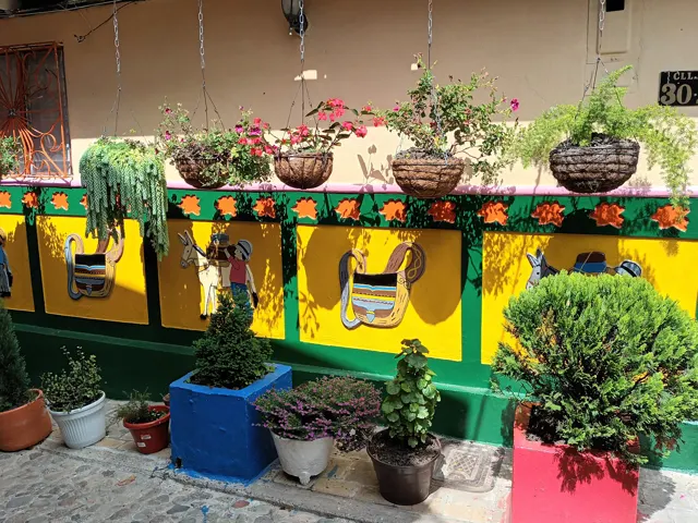 Calle de Guatapé con fachadas de colores y zócalos pintados